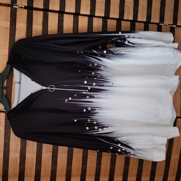 Tops - NWOT! Diamond hoodie stretch